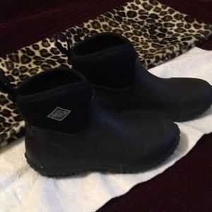 Muck Rain Boots - boys sz 4. Black, like new